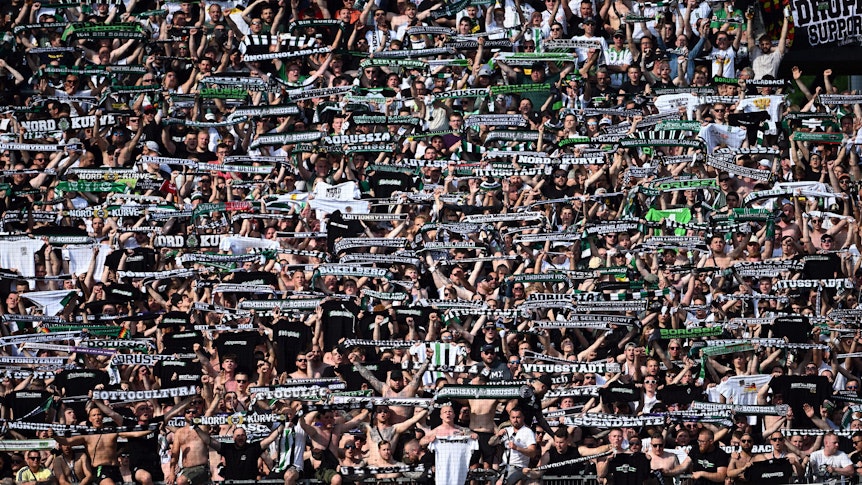 Die Fans von Borussia Mönchengladbach feiern am 14. Mai 2022 nach dem Spiel gegen die TSG Hoffenheim in der Nordkurve.