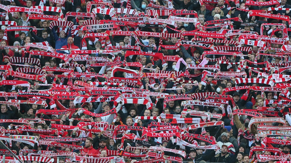 Die Fans des 1. FC Köln singen gemeinsam die Vereins-Hymne.