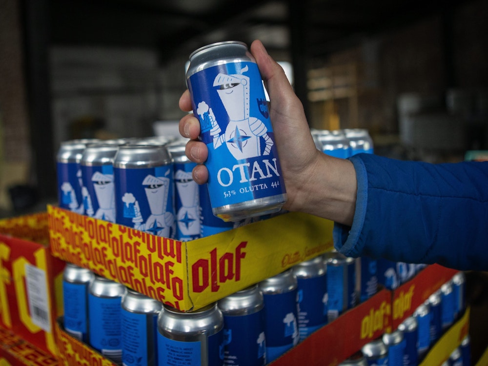 Bierdosen der Olaf Brewing Company der Marke "Otan" (Nato). Otan ist die Abkürzung für die Nato in den romanischen Sprachen.