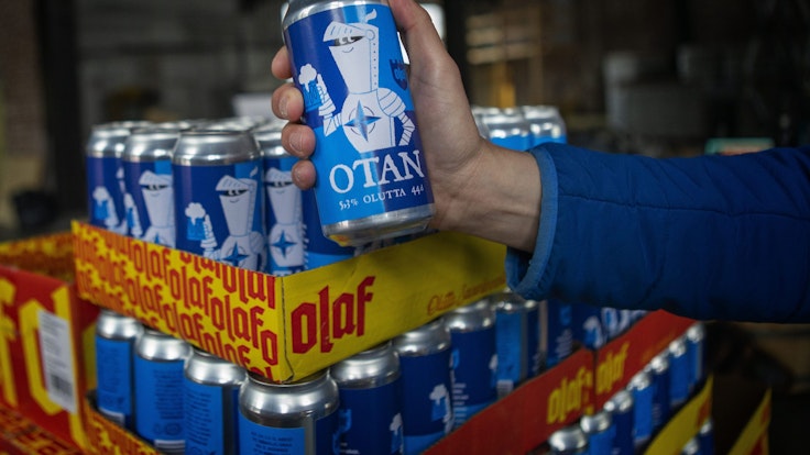 Bierdosen der Olaf Brewing Company der Marke "Otan" (Nato). Otan ist die Abkürzung für die Nato in den romanischen Sprachen.
