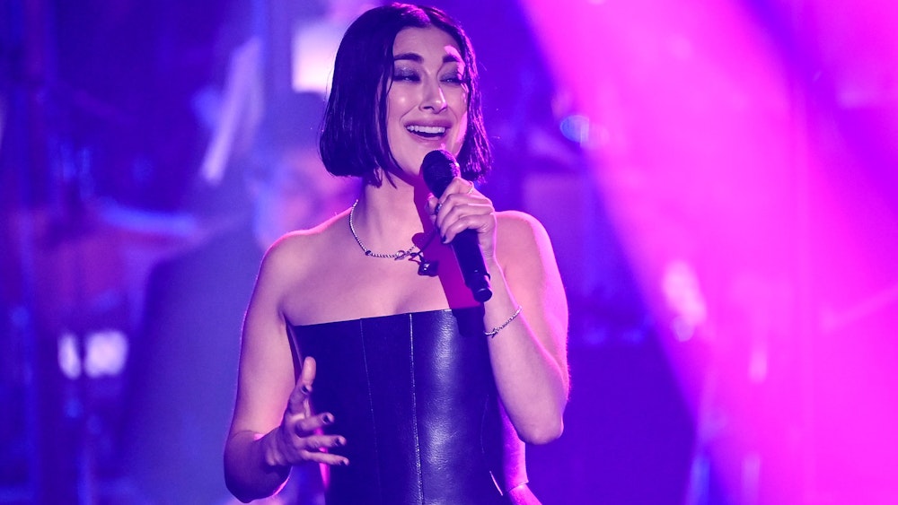 Sängerin Elif steht beim Finale der Castingshow "The Voice of Germany 2021" auf der Bühne.