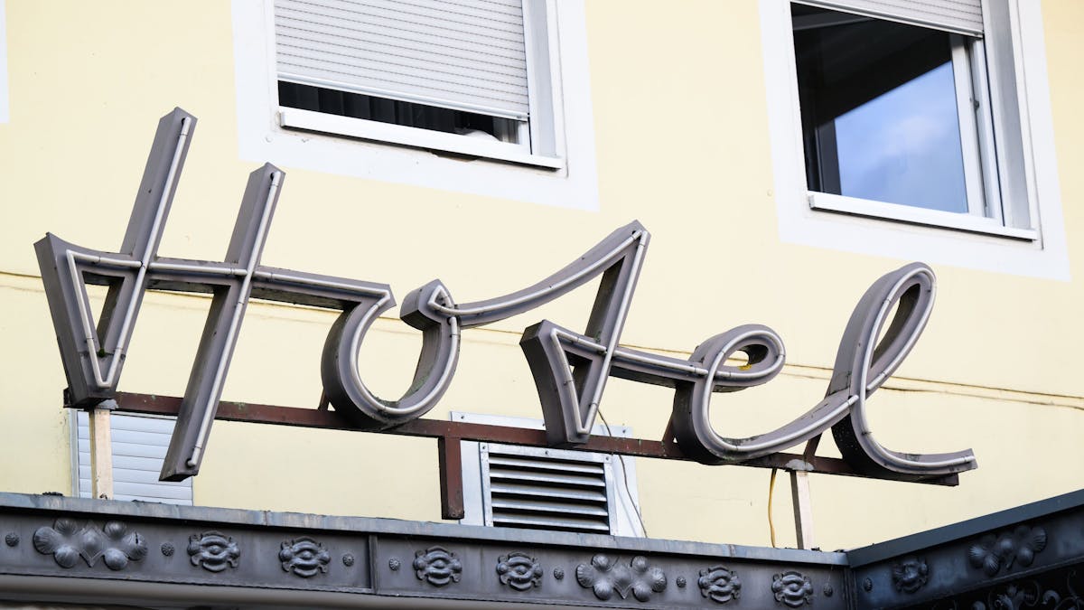 Ein Schriftzug hängt am Eingang eines Hotels in der Region Hannover.