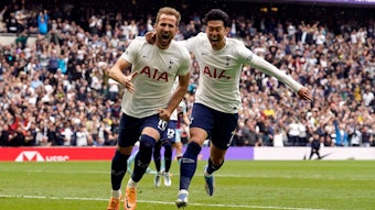 Harry Kane jubelt mit Heung-min Son über seinen Treffer für Tottenham Hotspur.