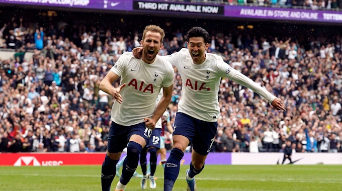 Harry Kane jubelt mit Heung-min Son über seinen Treffer für Tottenham Hotspur.
