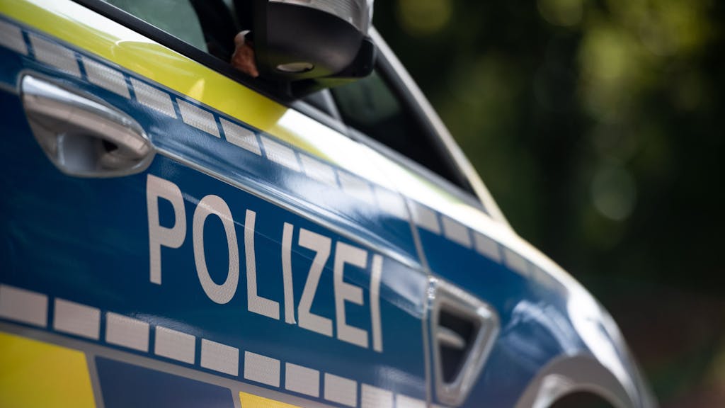 Die niederländische Polizei fand am Samstagmorgen, 4. Mai 2022, in einem Garten in Geelen (Niederlande) die Leiche eines Jungen. Das undatierte Symbolbild zeigt ein Polizeifahrzeug.