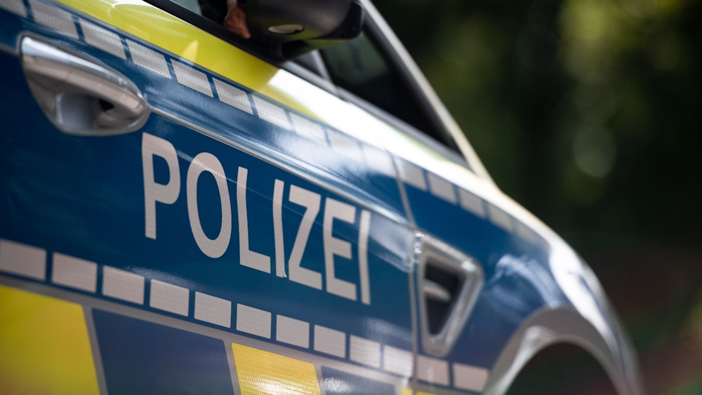 Die niederländische Polizei fand am Samstagmorgen, 4. Mai 2022, in einem Garten in Geelen (Niederlande) die Leiche eines Jungen. Das undatierte Symbolbild zeigt ein Polizeifahrzeug.