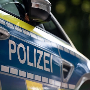 Die Polizei sucht nach einer Vermissten in NRW. Hier ein Foto von einem Einsatzwagen der Polizei.