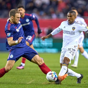 Rafael Czichos (l.) im Zweikampf mit Ex-Bayern-Star Douglas Costa, hier am 16. April im MLS-Spiel zwischen Chicago Fire und LA Galaxy.