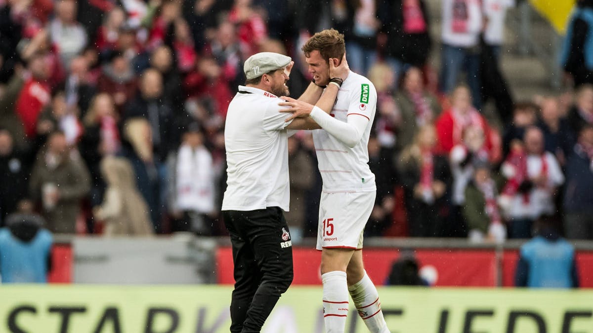 Steffen Baumgart umarmt Luca Kilian nach dessen 3:2-Siegtor gegen den FSV Mainz 05 am 9. April 2022