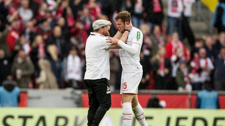 Steffen Baumgart umarmt Luca Kilian nach dessen 3:2-Siegtor gegen den FSV Mainz 05 am 9. April 2022