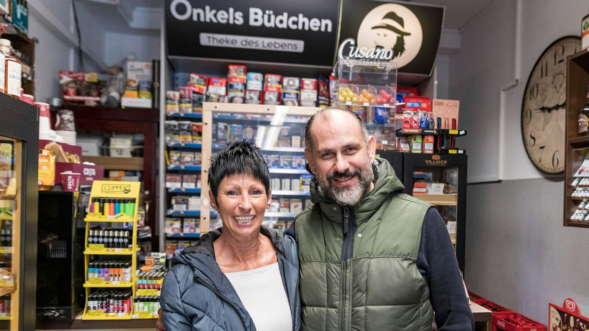 Besitzer Halit Sahin (rechts) und Mitarbeiterin Ursula Brittner (links) in ihrem Laden.