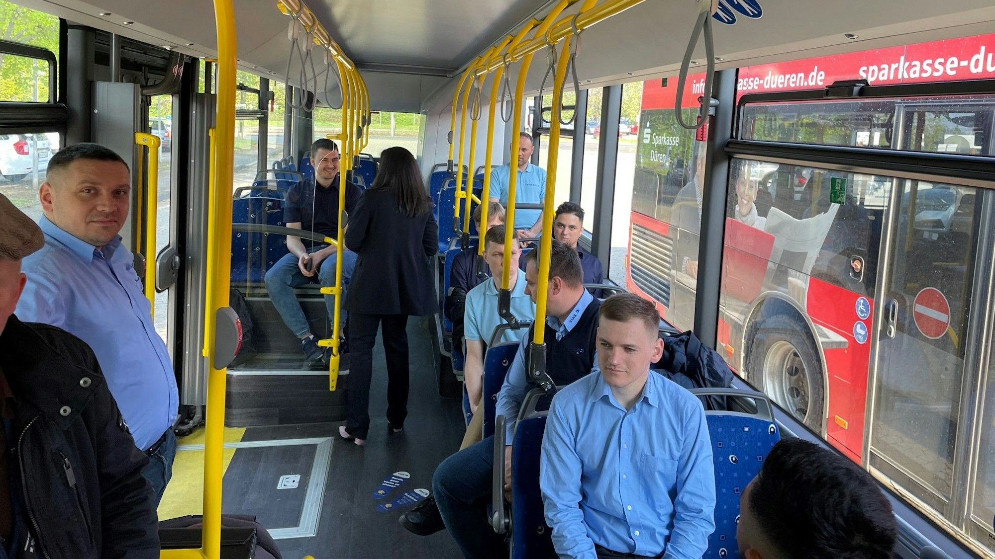 Ukrainische Auszubildende der Vias Bus GmbH in einem der Linienbusse