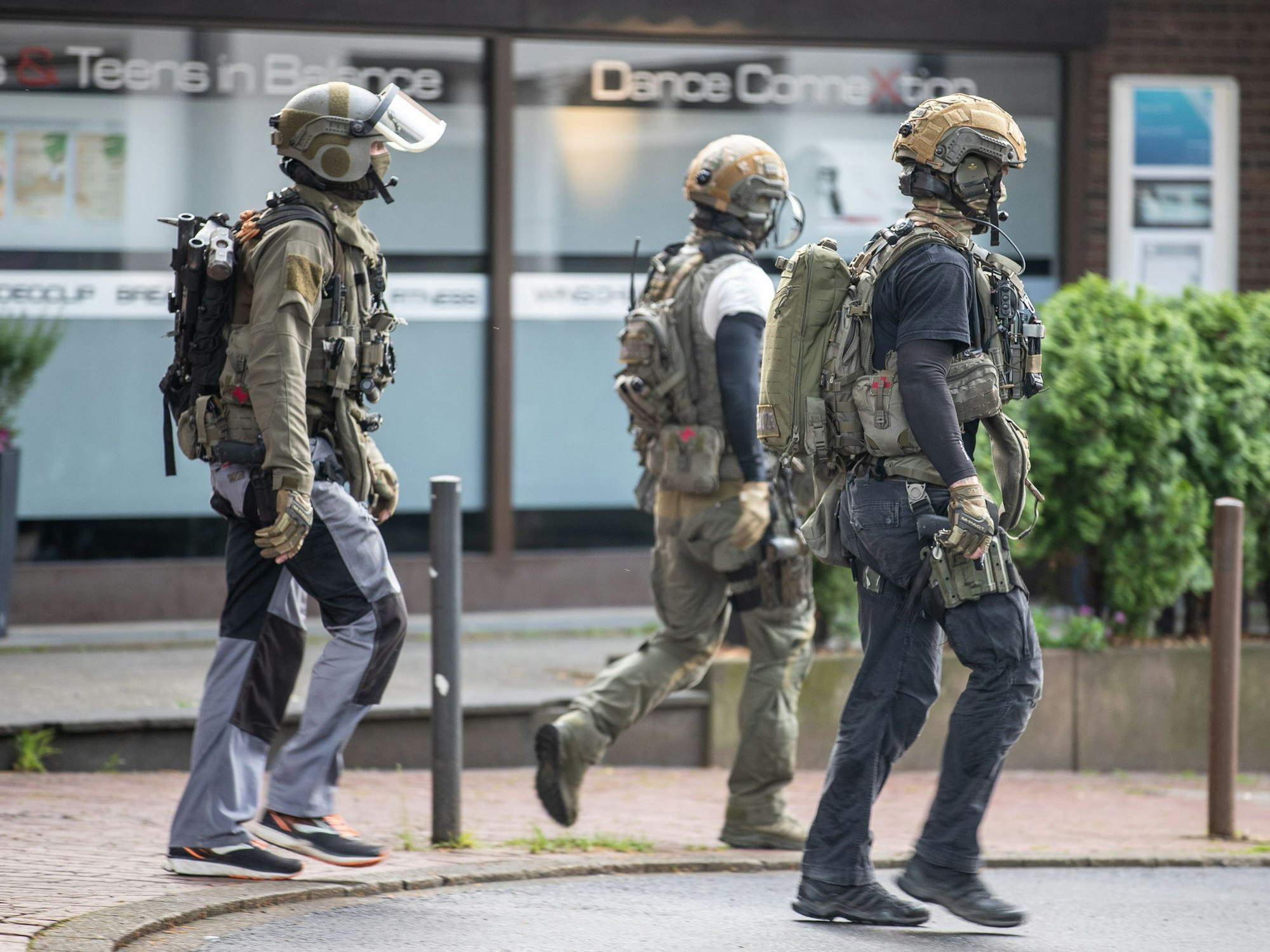 Drei Beamte eines Spezialeinsatzkommandos gehen in der Nähe ihres Einsatz im Zusammenhang mit dem vereitelten mutmaßlichen Terroranschlag in einem Essener Gymnasium, bei dem eine Person kurzzeitig festgenommen worden ist.