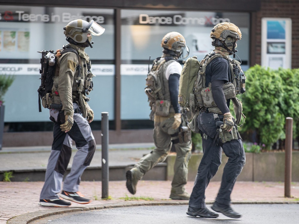 Drei Beamte eines Spezialeinsatzkommandos gehen in der Nähe ihres Einsatz im Zusammenhang mit dem vereitelten mutmaßlichen Terroranschlag in einem Essener Gymnasium, bei dem eine Person kurzzeitig festgenommen worden ist.
