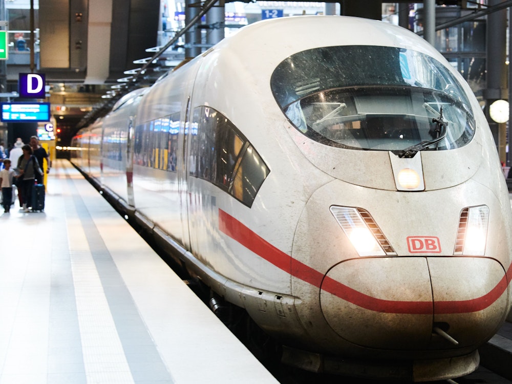 Ein ICE der Deutschen Bahn aus München fährt in den Hauptbahnhof ein.
