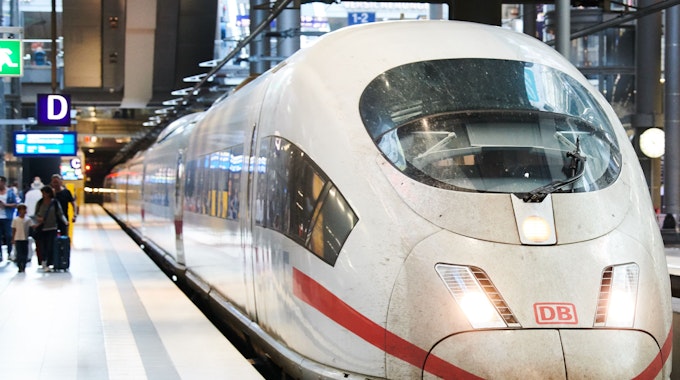 Ein ICE der Deutschen Bahn aus München fährt in den Hauptbahnhof ein.