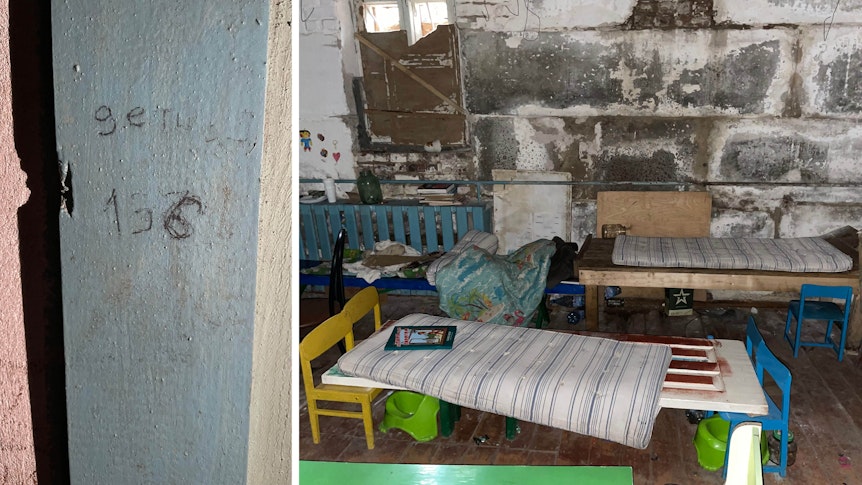 Im Keller der Schule in Yahidne waren mehrere Betten aufgebaut. Eine Inschrift auf dem Türrahmen gibt an, wie viele Erwachsene und wie viele Kinder sich hier aufgehalten haben. In diesem Raum: 136 Erwachsene und 39 Kinder.