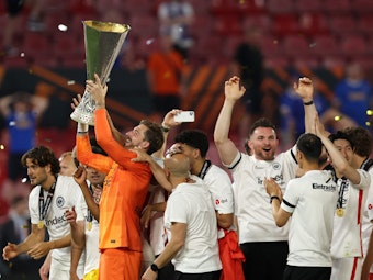 Eintracht Frankfurt feiert den Euro-Triumph mit dem Pokal der Europa League.