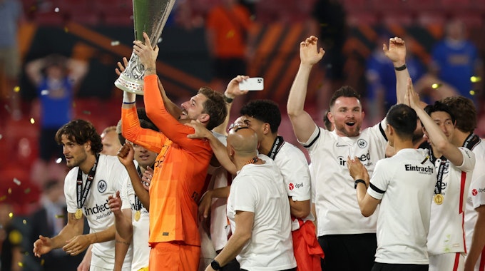 Eintracht Frankfurt feiert den Euro-Triumph mit dem Pokal der Europa League.