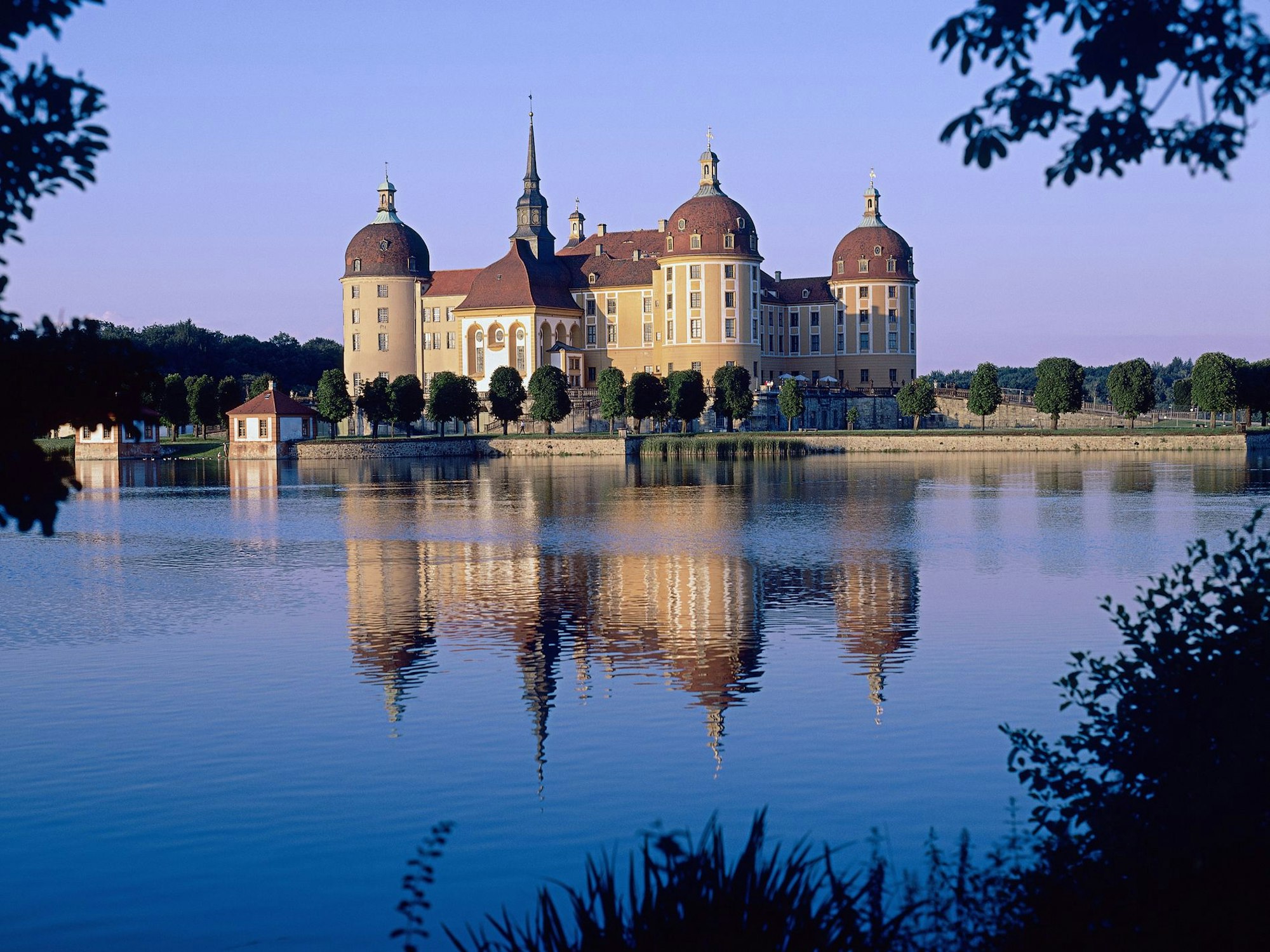 Schloss Moritzburg ist vor allem durch den Film „Drei Haselnüsse für Aschenbrödel“ bekannt geworden.