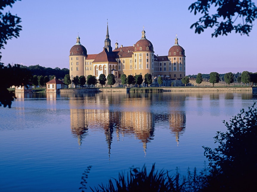 Schloss Moritzburg ist vor allem durch den Film „Drei Haselnüsse für Aschenbrödel“ bekannt geworden.