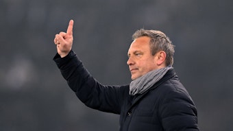 André Breitenreiter, hier als Trainer des FC Zürich am 5. Februar 2022 zu sehen, wird mit einem möglichen Wechsel zu Borussia Mönchengladbach in Verbindung gebracht. Breitenreiter macht eine Geste.