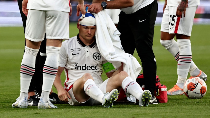 Sebastian Rode wird wegen einer Kopfverletzung im Finale der Europa League behandelt