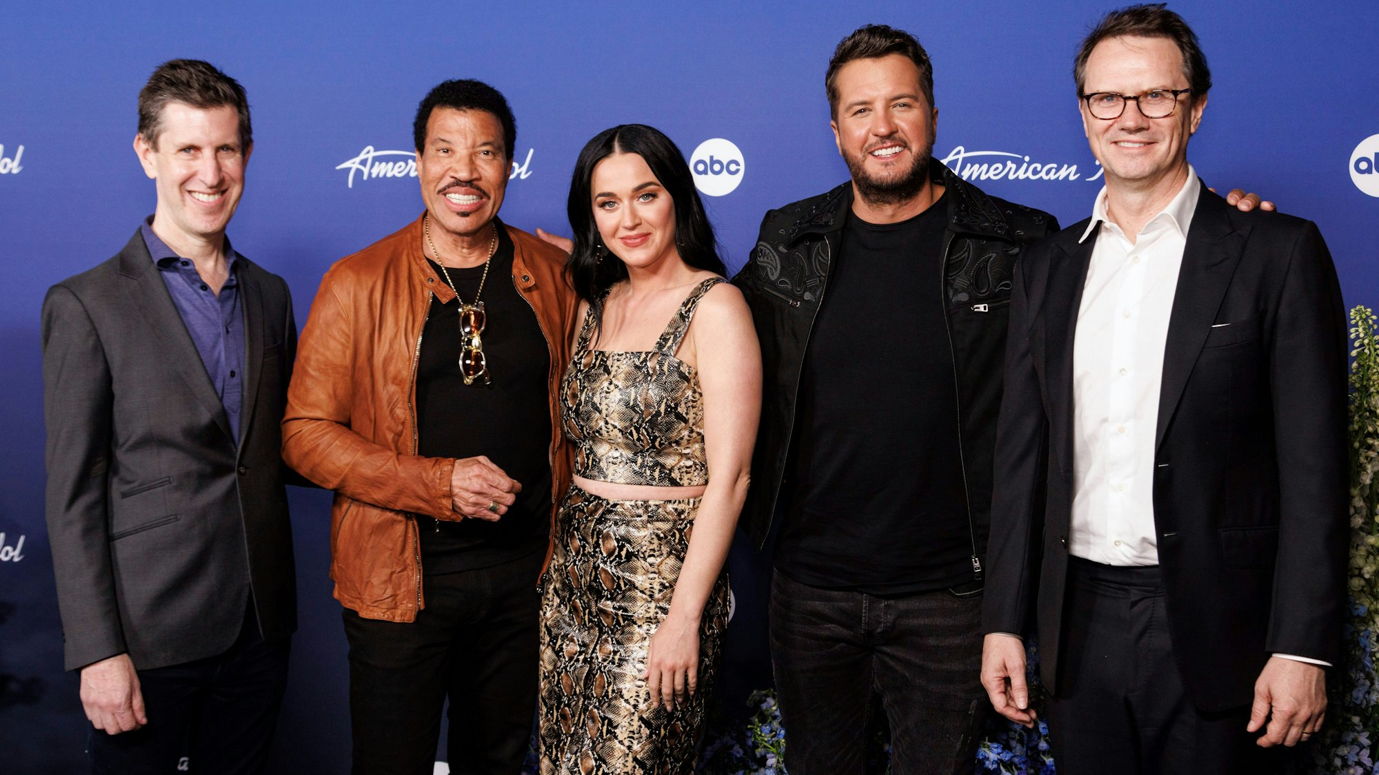 Craig Erwich, Lionel Richie, Katy Perry, Luke Bryan und Peter Rice am 18. April 2022 bei einer Jubiläumsfeier der TV-Show „American Idol“.