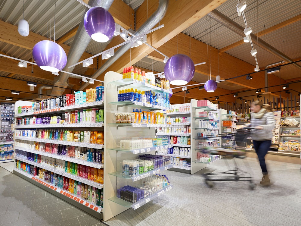 Regale im Kosmetikbereich des Supermarktes Edeka am 30. Juli 2019.
