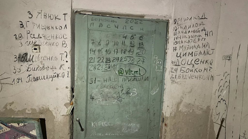 Das Foto, welche von der Menschenrechtsorganisation Human Rights Watch veröffentlicht wurde, zeigt die Tür zu einem Kellerraum einer Schule in Yahidne.
