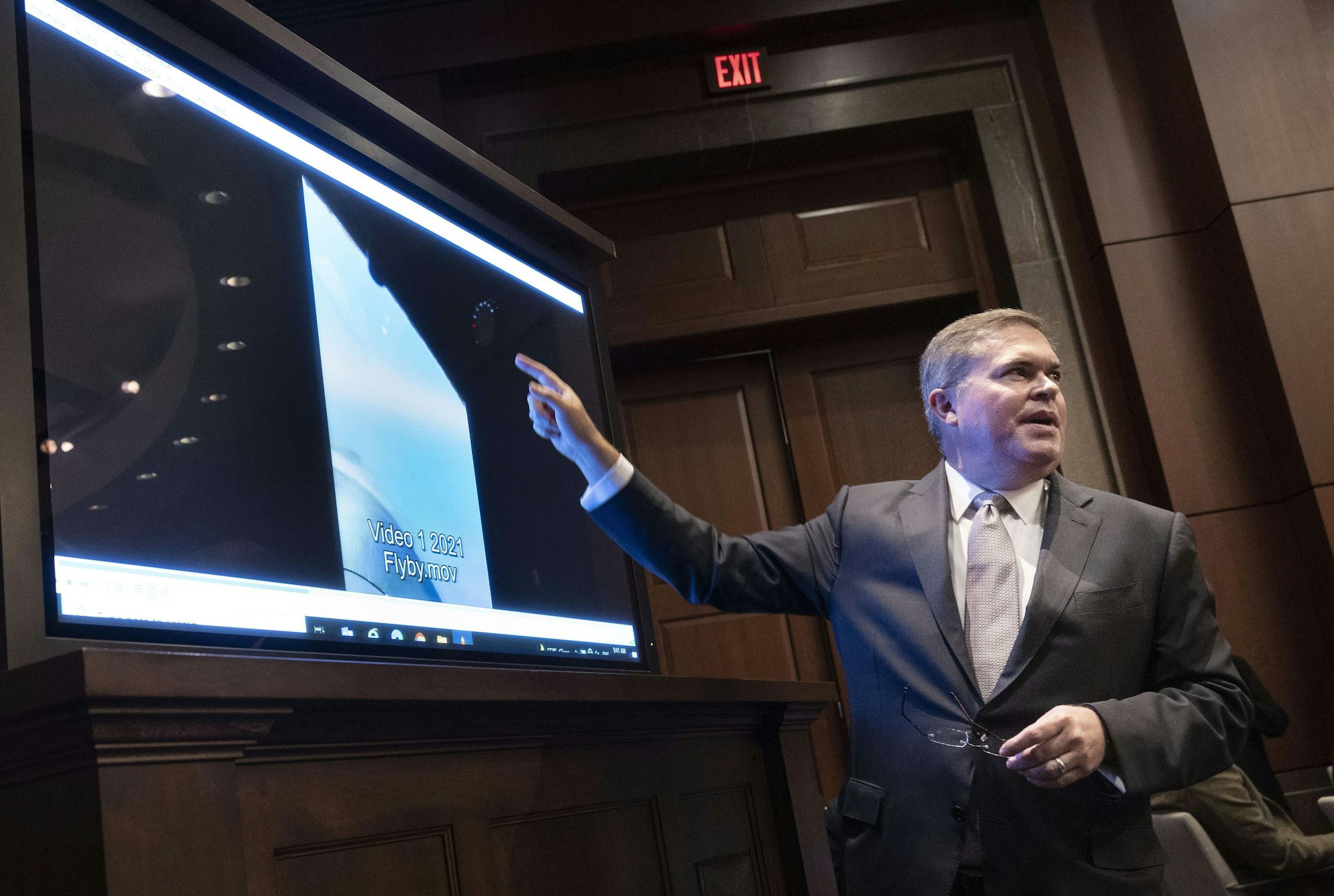 Scott Bray zeigt im US-Repräsentantenhaus am 17. Mai 2022 auf das Bild eines Ufo.