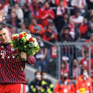 BVB-Neuzugang Niklas Süle winkt bei seiner Verabschiedung vom FC Bayern.