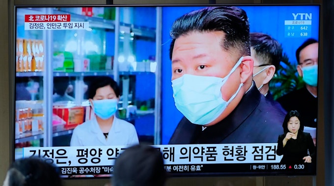 Nordkoreas Diktator Kim Jong-un ist am 16. Mai im Staatsfernsehen zu sehen: Millionen Menschen sind in dem Land bereits an Covid-19 erkrankt. Expertinnen und Experten befürchten eine Katastrophe.