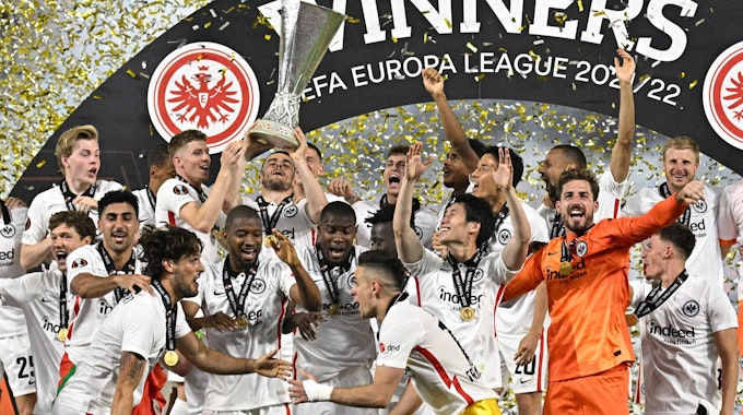Eintracht Frankfurt feiert den Gewinn der Europa League in Sevilla.
