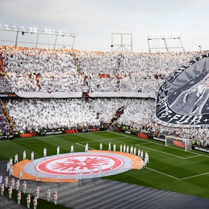 Die Choreografie von Eintracht Frankfurt sorgte vor Beginn des Endspiels der Europa League in Sevilla für Ärger.