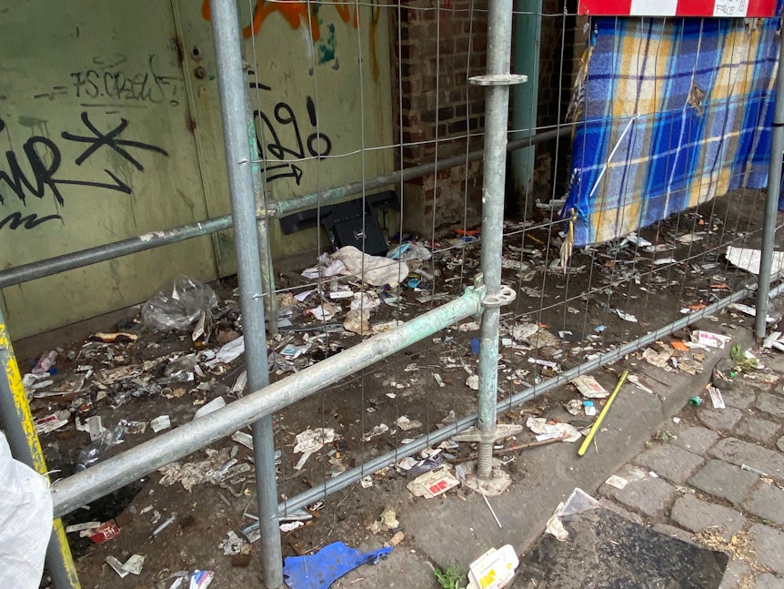 Auf der Neuerburgstraße in Köln-Kalk liegen unzählige Drogenspritzen sowie Müll.
