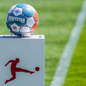Der Bundesliga Ball von Derbystar liegt auf einer Ballstehle.