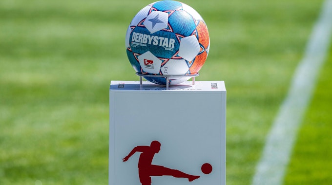 Der Bundesliga Ball von Derbystar liegt auf einer Ballstehle.