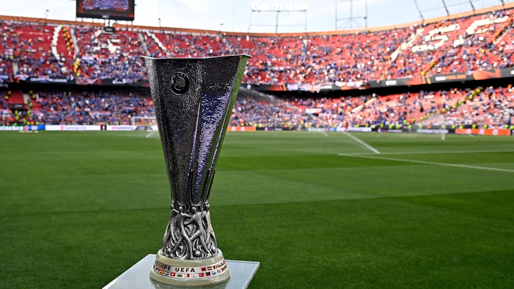 Der Pokal der Europa League vor Anpfiff des Endspiels zwischen Eintracht Frankfurt und den Glasgow Rangers im Stadion in Sevilla.