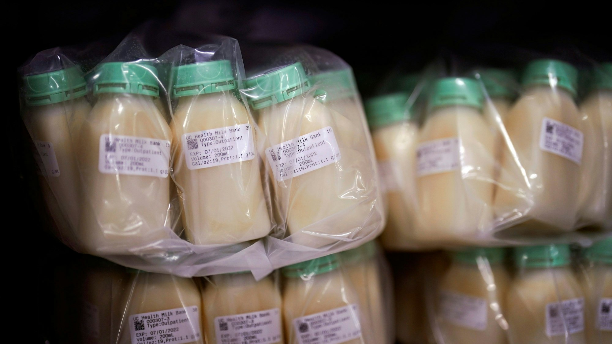 Pasteurisierte gespendete Muttermilch befindet sich in einem Kühlschrank der University of California Health Milk Bank. Der Mangel an Säuglingsnahrung in den USA hat zu einem starken Anstieg des Interesses bei Müttern geführt, die Muttermilch spenden möchten, um die Versorgungslücke zu schließen, sowie bei denjenigen, die ihre Babys ernähren möchten.dpa