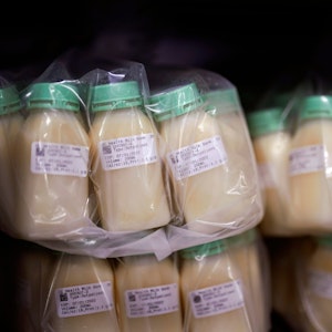 Pasteurisierte gespendete Muttermilch befindet sich in einem Kühlschrank der University of California Health Milk Bank. Der Mangel an Säuglingsnahrung in den USA hat zu einem starken Anstieg des Interesses bei Müttern geführt, die Muttermilch spenden möchten, um die Versorgungslücke zu schließen, sowie bei denjenigen, die ihre Babys ernähren möchten. dpa