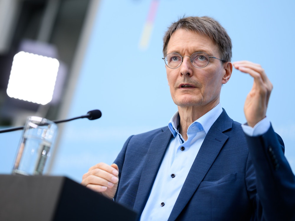 Karl Lauterbach (SPD), Bundesminister für Gesundheit, äußert sich bei einer Pressekonferenz in seinem Ministerium zur Impfstrategie für den Herbst