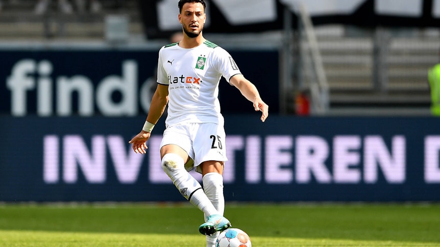 Ramy Bensebaini, Linksverteidiger von Borussia Mönchengladbach, soll bei zahlreichen namenhaften Klubs auf dem Wunschzettel stehen. Das Foto zeigt den Algerier am 8. Mai 2022 beim Auswärtsspiel in Frankfurt am Ball.