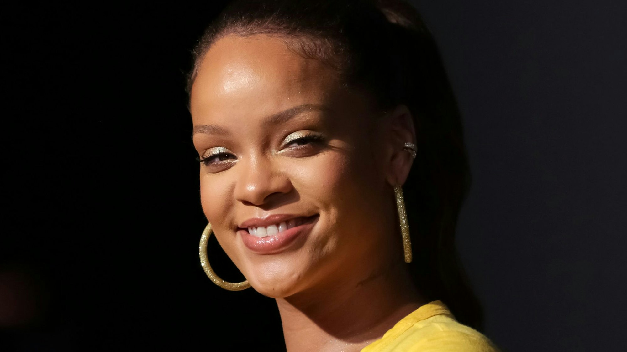 Popstar Rihanna lächelt in die Kamera