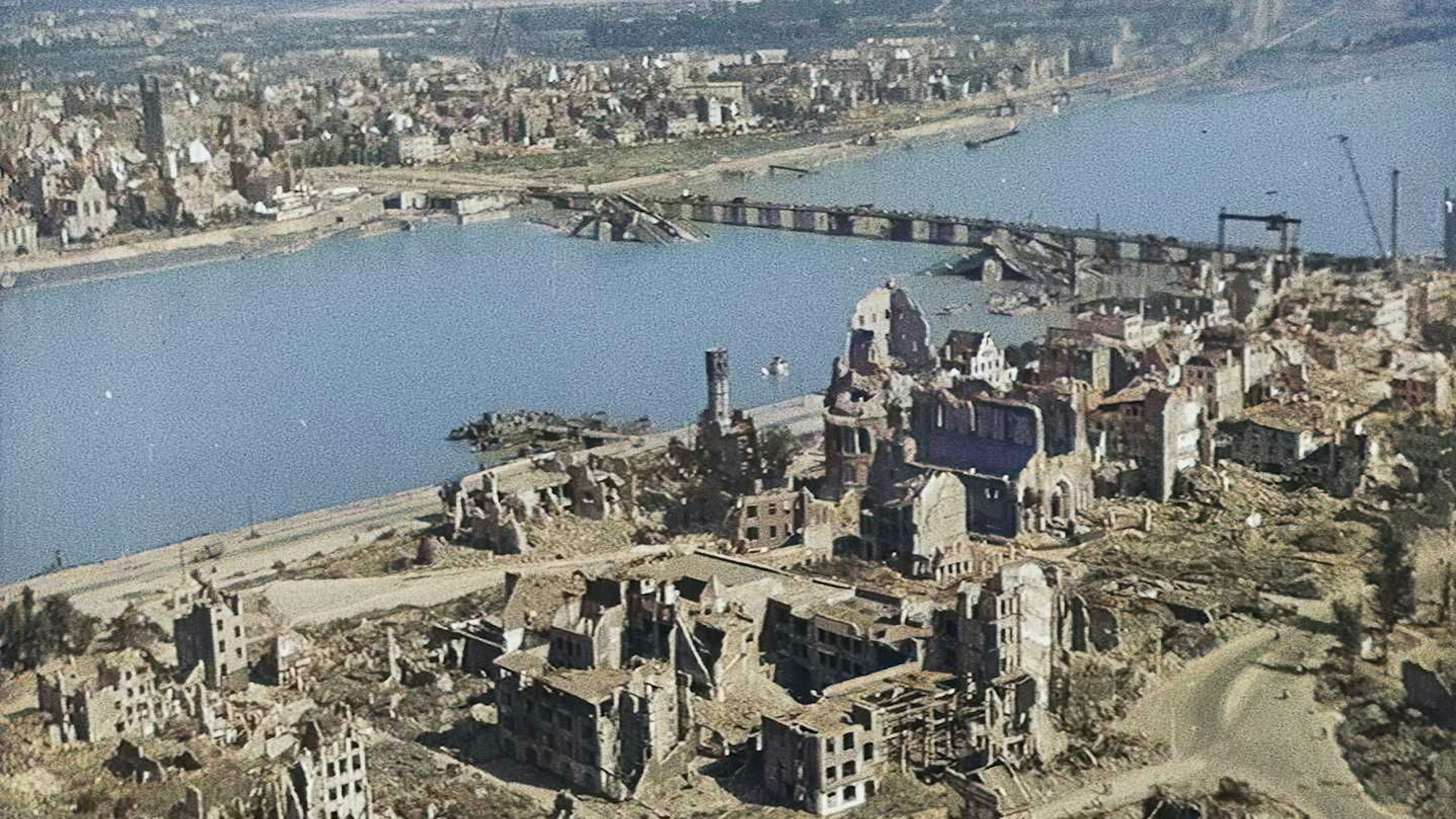 Eine Luftaufnahme von Köln (aus dem Jahr 1945). Das Foto zeigt den Rhein und Teile der zerstörten Stadt.