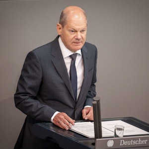 Bundeskanzler Olaf Scholz (SPD) wird nach seiner Regierungserklärung im Bundestag am 19. Mai heftig von CDU-Chef Friedrich Merz angegangen.