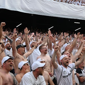Fans von Eintracht Frankfurt am Mittwoch (18. Mai 2022) beim Finale der Europa League in Sevilla. Geschlossene Verpflegungsstände im Stadion sorgten für großen Unmut.