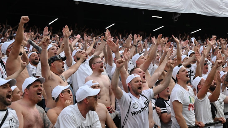 Fans von Eintracht Frankfurt am Mittwoch (18. Mai 2022) beim Finale der Europa League in Sevilla. Geschlossene Verpflegungsstände im Stadion sorgten für großen Unmut.