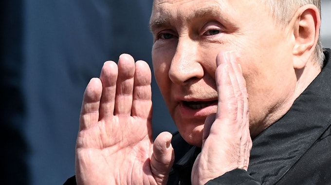 Der russische Präsident Wladimir Putin (hier am 9. Mai) hat laut Geheimdienstberichten mehrere hohe Militärs gefeuert.