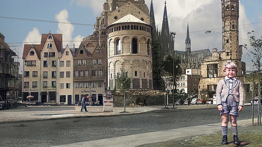 Ein Junge steht 1945 in Köln vor dem teilweise zerstörten Stadtpanorama. Hierbei handelt es sich um das Titelbild des neuen Films „Köln nach dem Krieg in Farbe“.